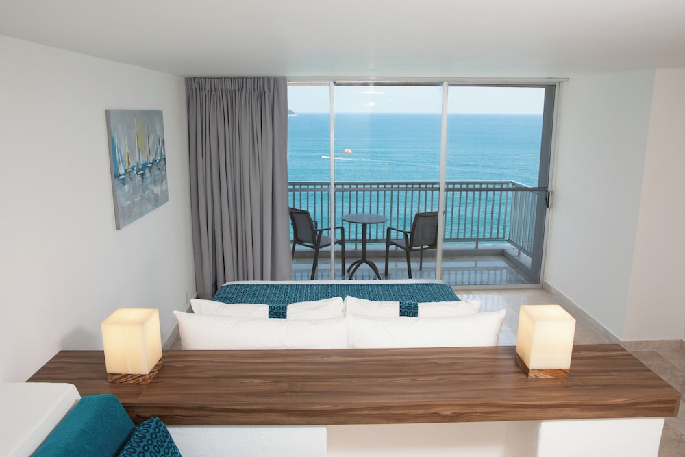 Studio Suite, 1 King Bed, Partial Sea View - Photo 1