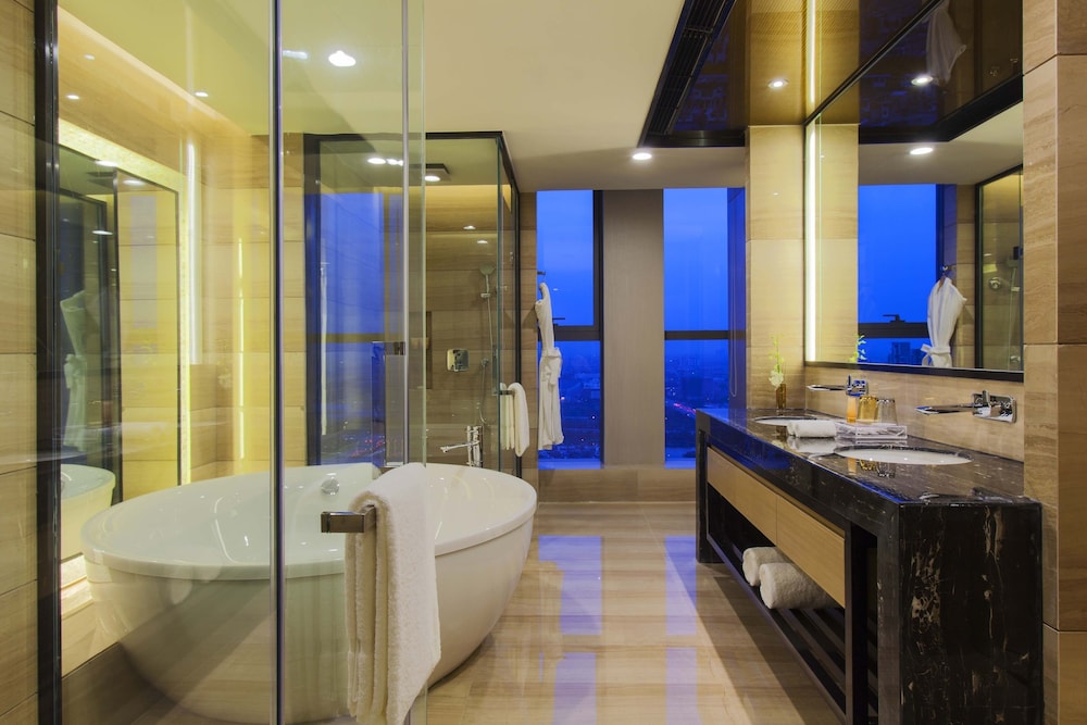 Premium Room, 1 King Bed, Bathtub (Round Bathtub) photo 2