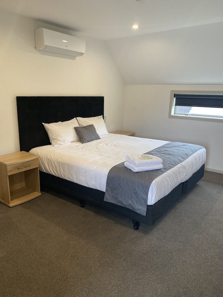 Premium Studio, 1 King Bed, Refrigerator & Microwave (First Floor)