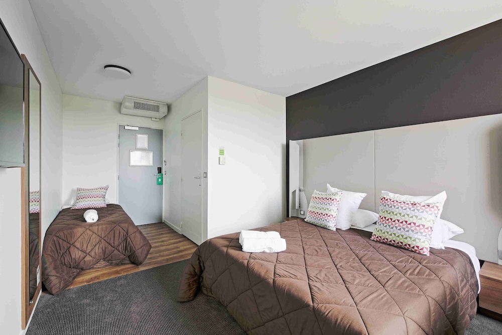 Standard Room, Multiple Beds - Photo 1