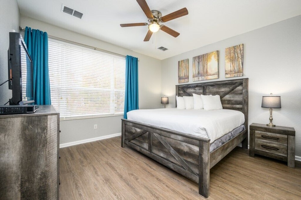 Apartment (New Listing! Beautiful Townhome, Vist)