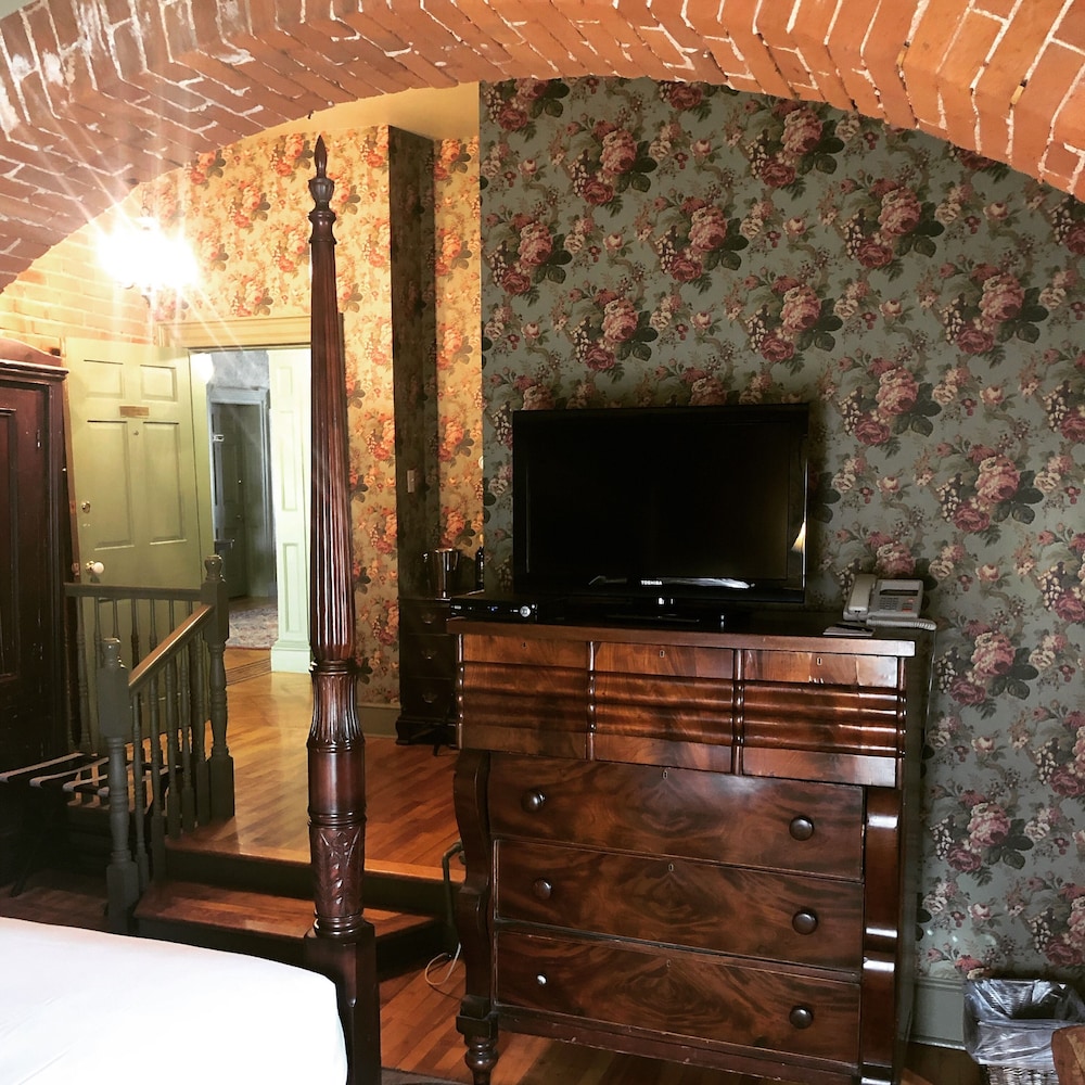 Standard Room, 1 Queen Bed, Fireplace photo 2