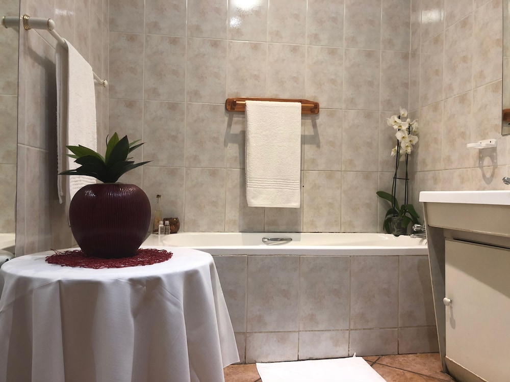 En-Suite Double Room with Bath photo 3