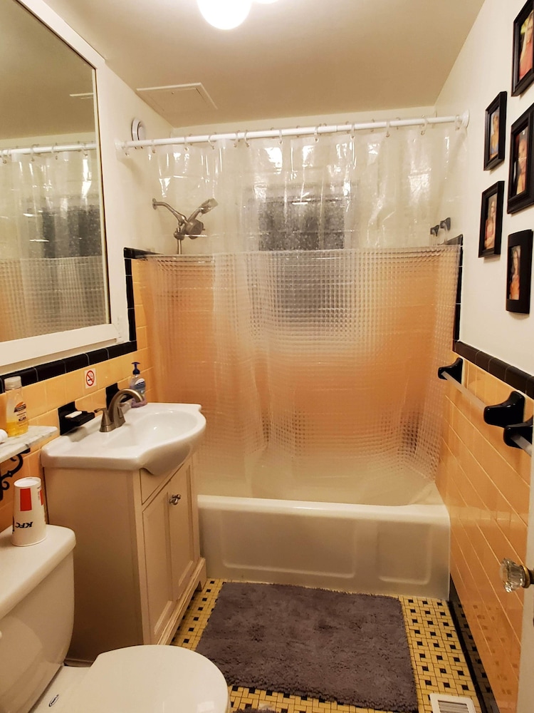 Cozy Cabin (Queen room with Shared bathrooms) photo 3
