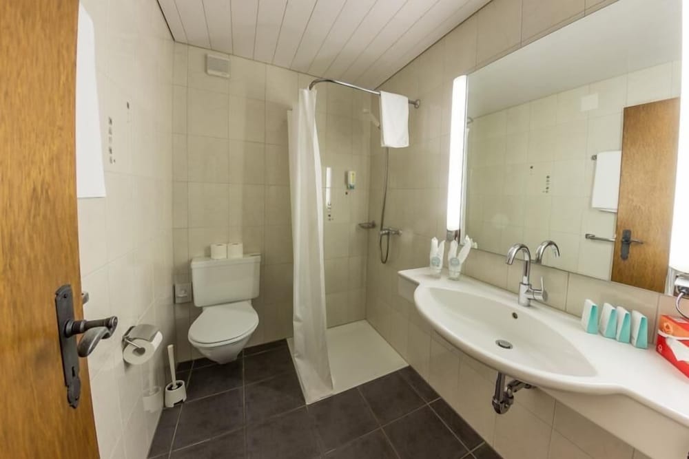 Family Room, Shared Bathroom photo 2