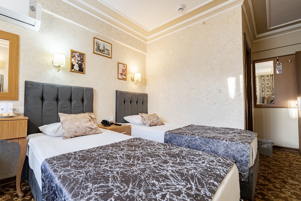 Standard Room with City View and French Balcony (Twin Bed) - Photo 13