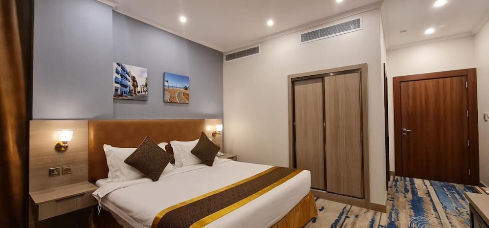 Deluxe Double Room Single Use, 1 King Bed - Photo 3