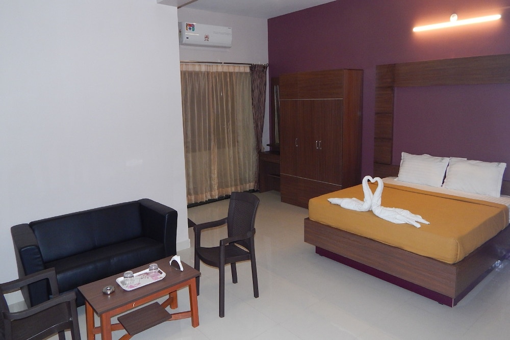 Standard Suite, 1 Queen Bed, Balcony, City View