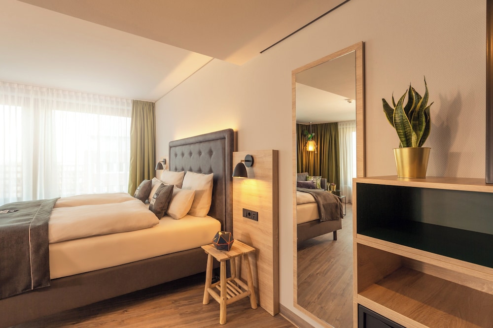 Premium Room, 1 Queen Bed With Sofa Bed - Photo 4