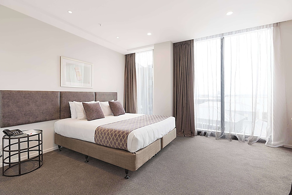 Suite, 1 King Bed, Non Smoking photo 2