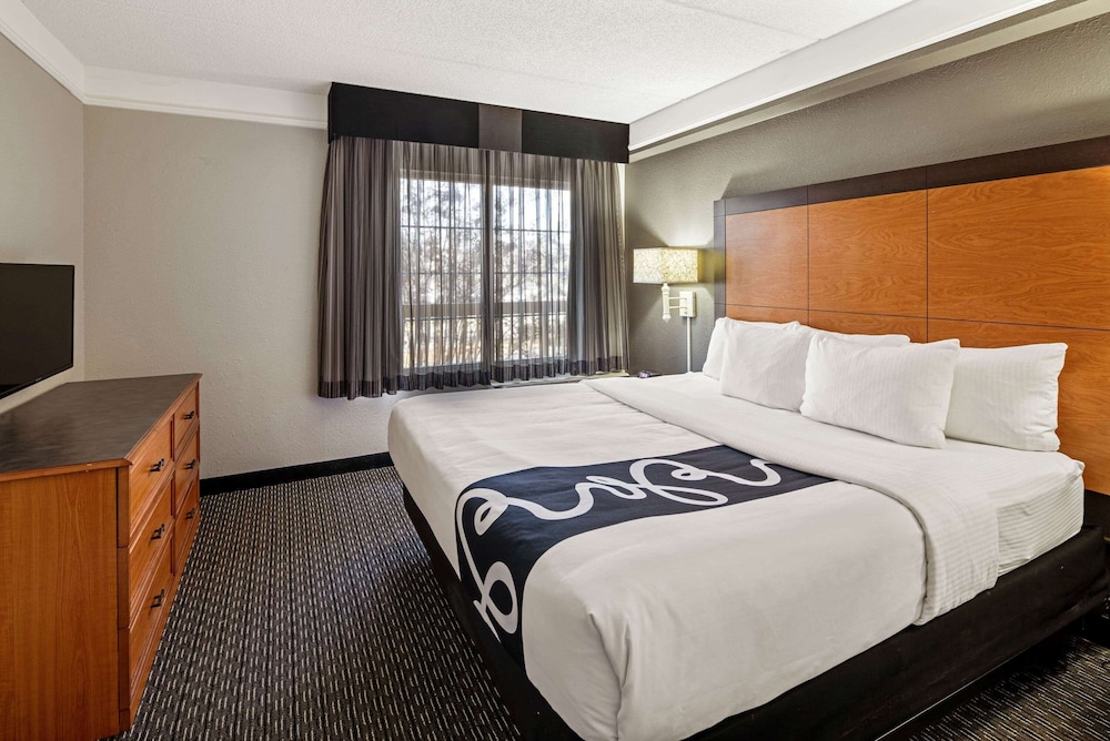 Suite, 1 King Bed, Accessible, Non Smoking (Bathtub) - Photo 1