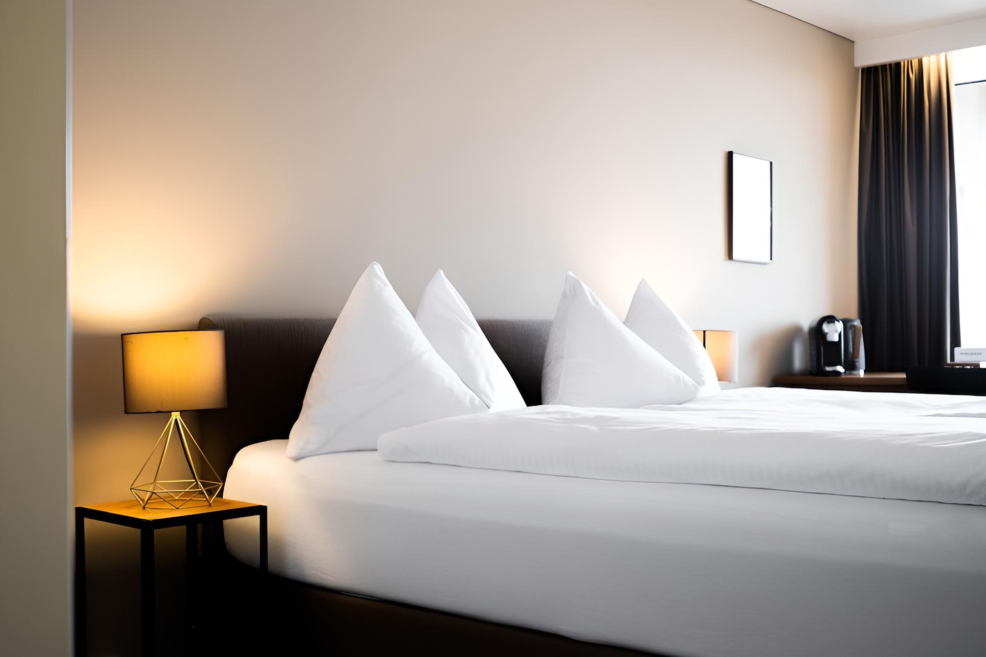 Classic Twin Room, 1 King Bed, Balcony, Lakeside photo 1