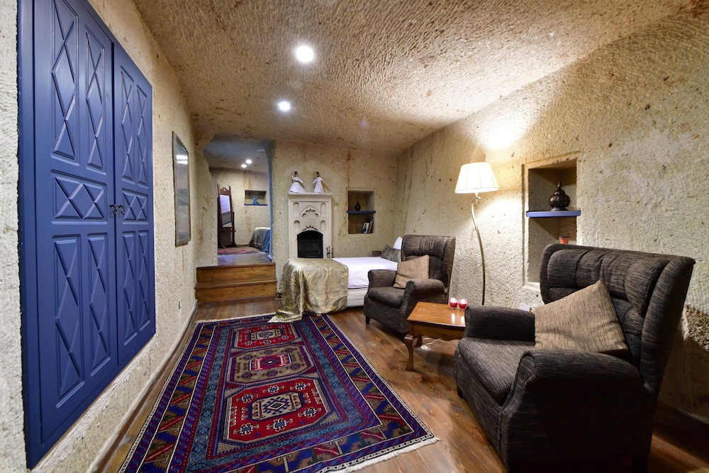 Superior Suite (Cave) - Photo 16