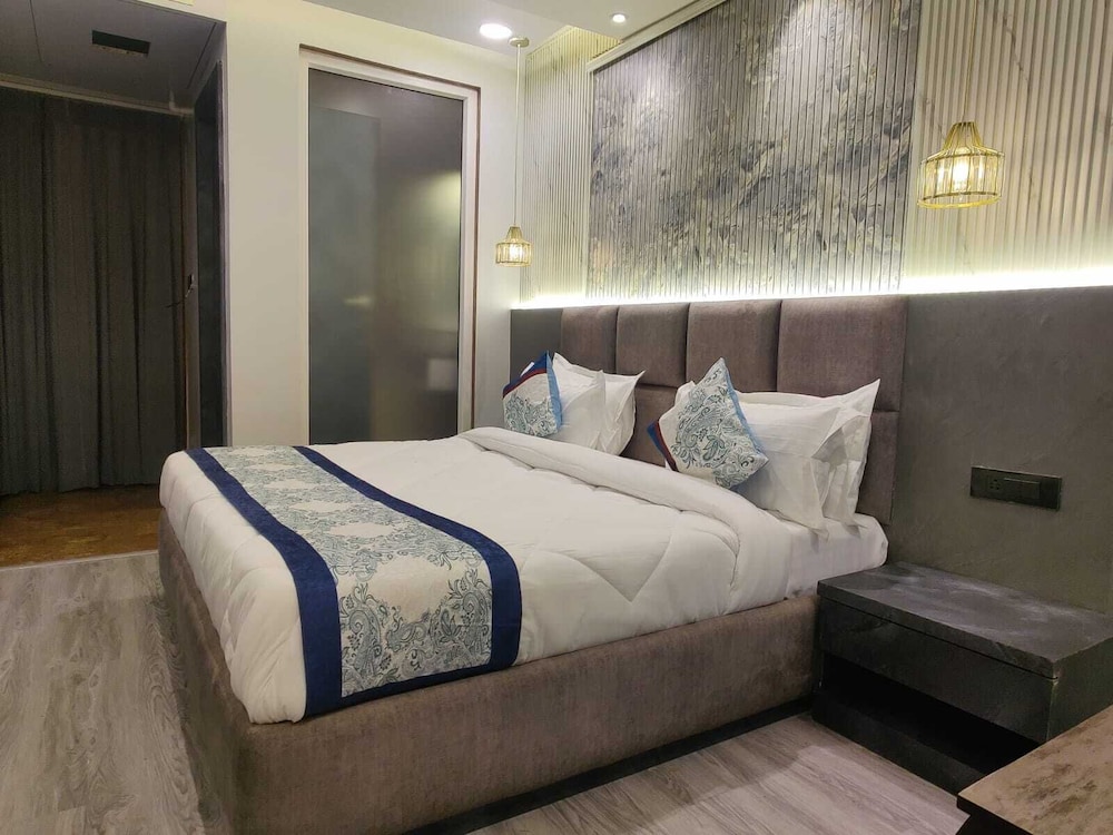 Executive King Room with Balcony and City View