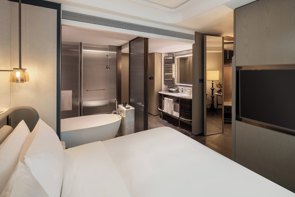 Standard Room, 1 King Bed, City View