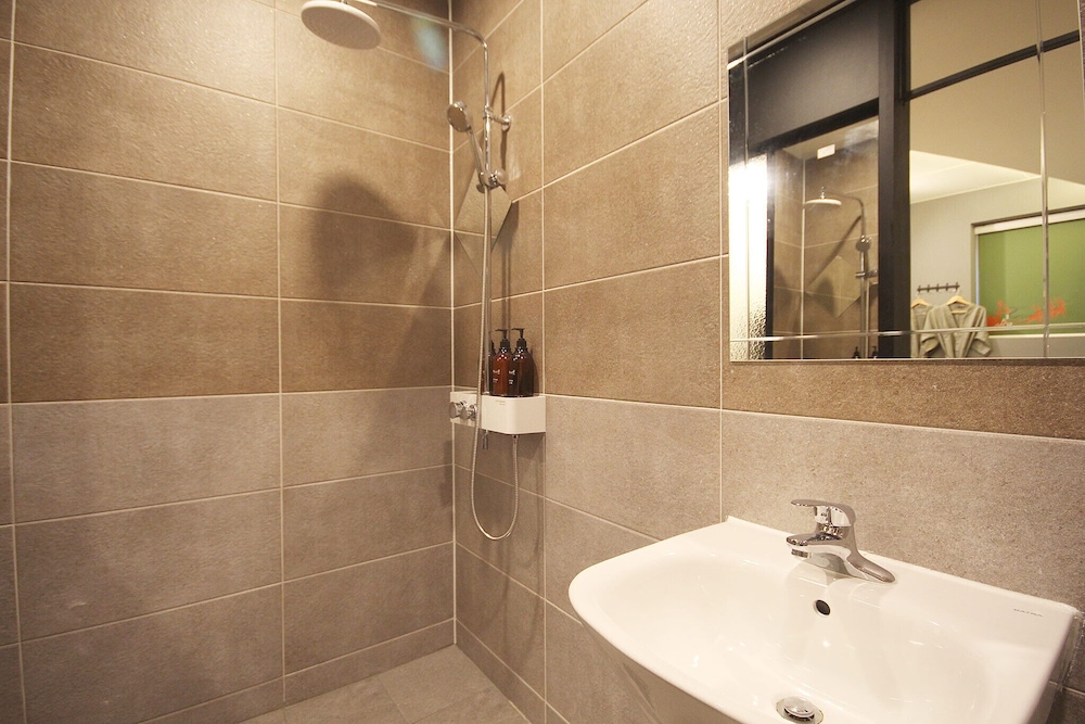 Standard Double Room, Non Smoking - Photo 6
