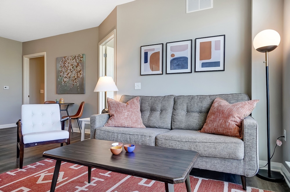 Downtown Designer 2BR Parking W D Gym Pool, Foto 2