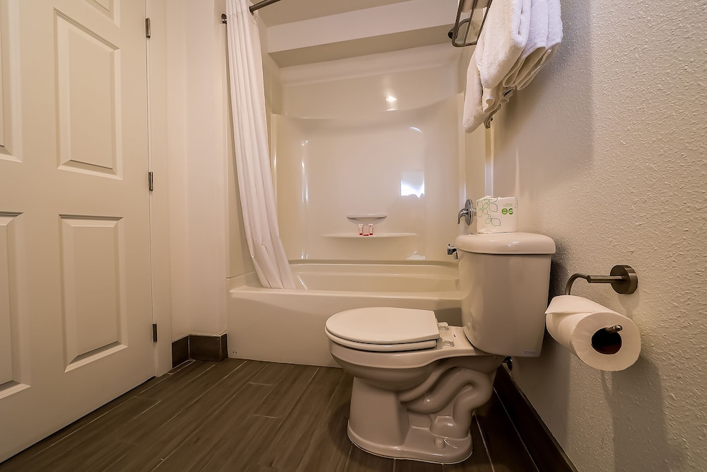 Room, 2 Double Beds - Photo 10