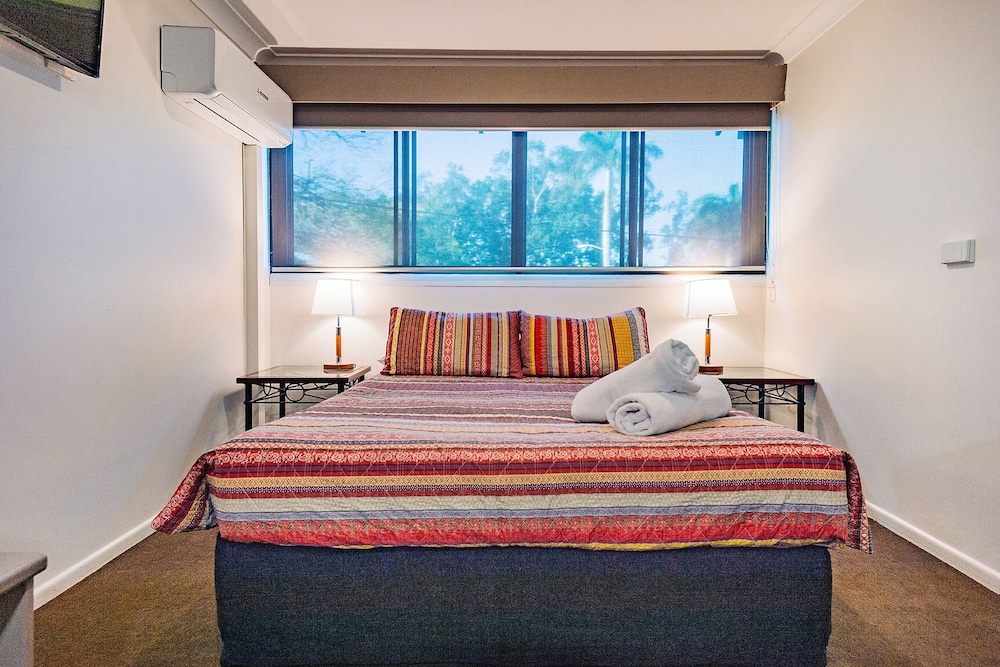 Small Family Suite with Kitchenette (1 Queen and 2 Single Beds) photo 2