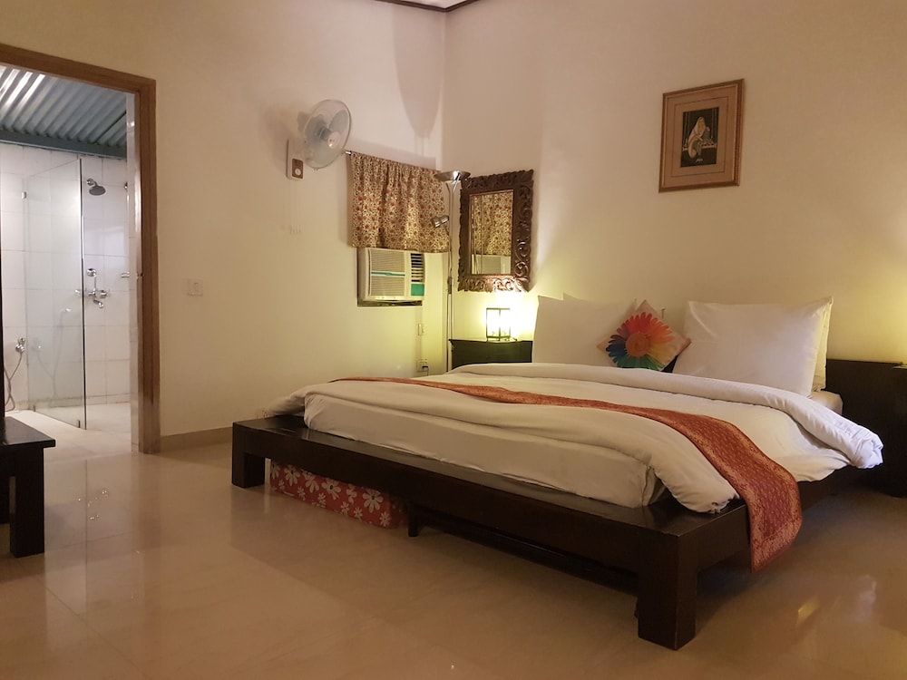 Luxury Cottage Bedroom Garden Facing - Photo 3