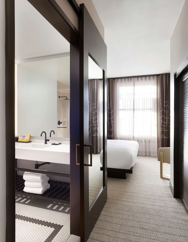 Junior Suite, 1 King Bed, Accessible (Mobility & Hearing, Roll-In Shower) - Photo 11