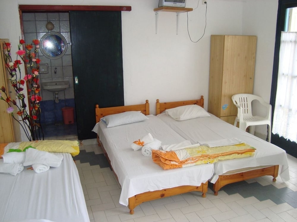 Economy Triple Room photo 1