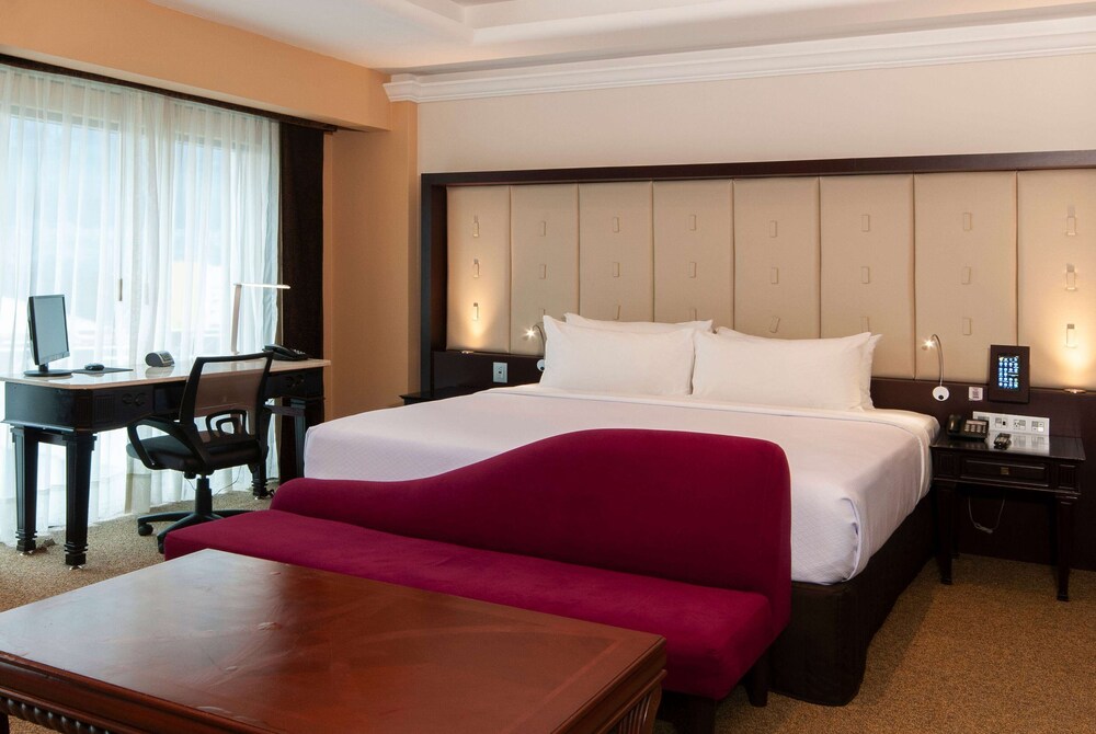 Executive Room, 1 King Bed, Non Smoking (Executive Level) - Photo 6