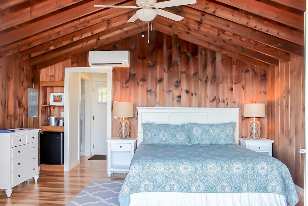 1 ROOM KING CABIN WATERFRONT