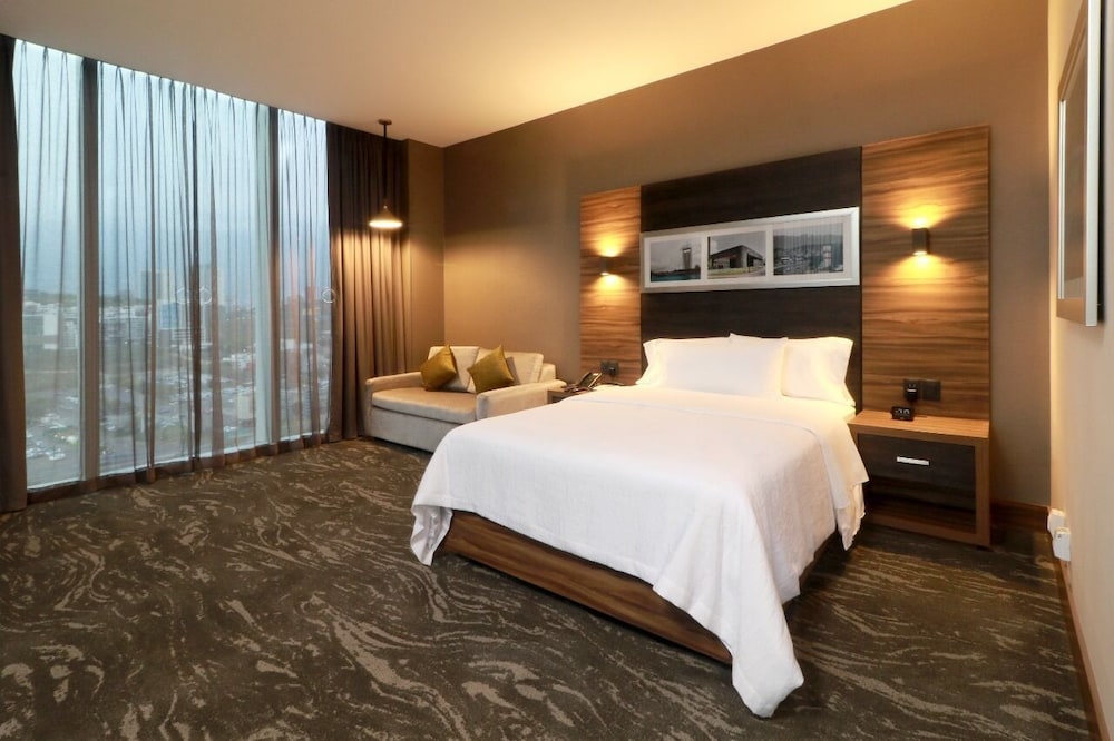 Deluxe Room, 1 Queen Bed, Accessible - Photo 1