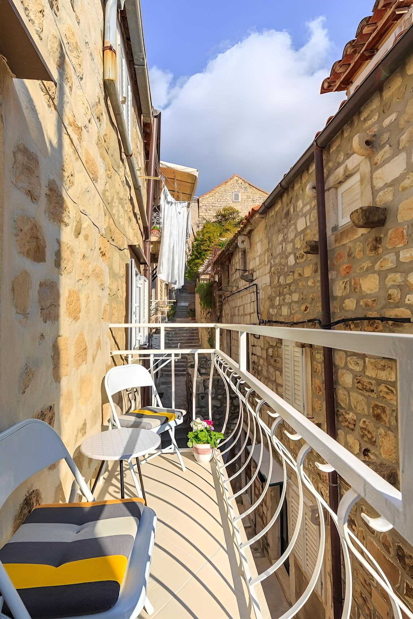 Traditional House, 4 Bedrooms, Balcony