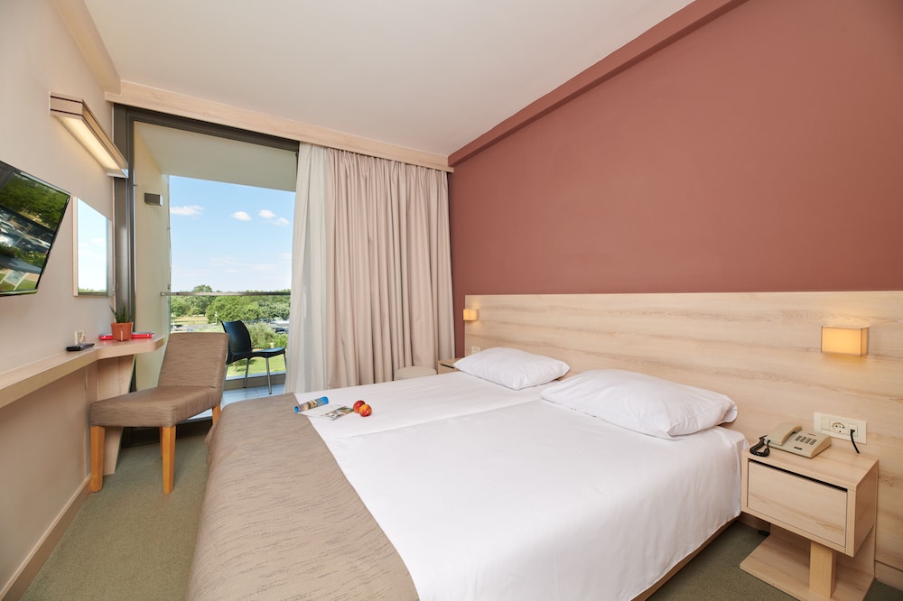Classic Room with Balcony (Park side - connected)