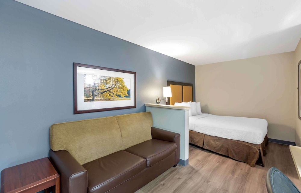 Deluxe Studio, 1 Queen Bed with Sofa bed, Non Smoking - Photo 3