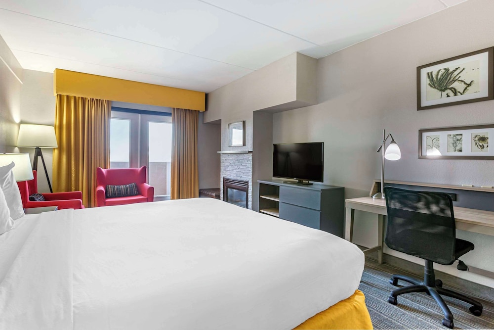 Suite, 1 King Bed, Non Smoking, Balcony photo 1