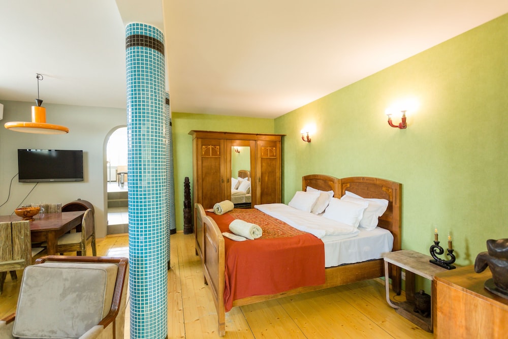 Design Studio Suite, 1 King Bed with Sofa bed, Balcony, City View photo 3