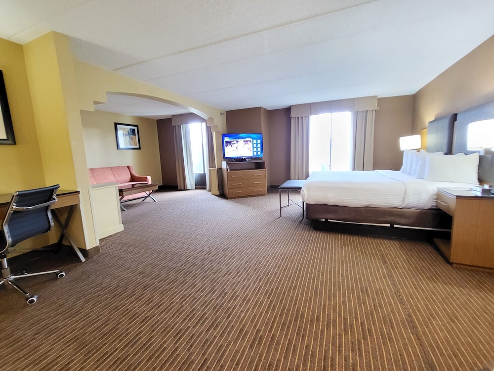 Superior Suite, 1 King Bed, Non Smoking photo 3