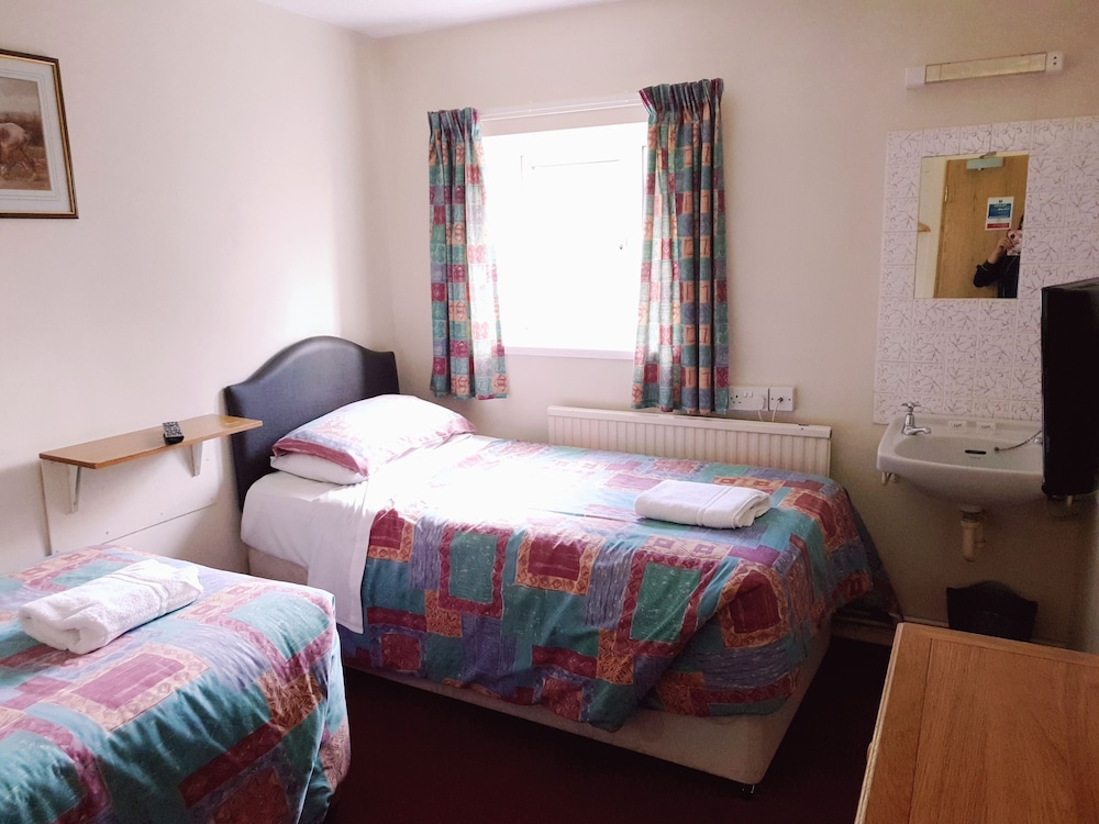 Basic Twin Room, 2 Twin Beds (Shared Bathroom) photo 3