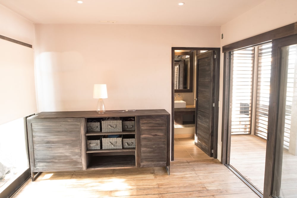Comfort Room, Private Bathroom, Partial Ocean View photo 3