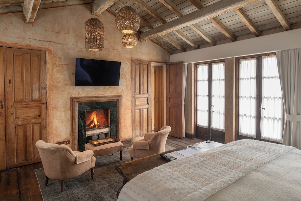 Suite, 1 King Bed, Fireplace, Mountain View photo 3