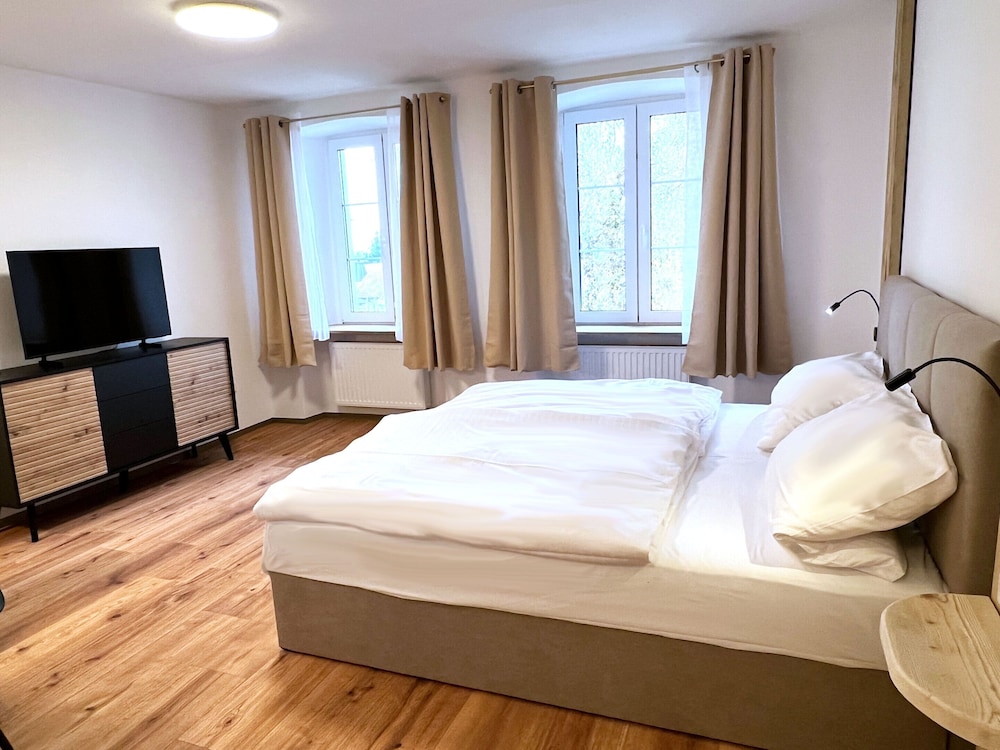 Deluxe Double Room, Private Bathroom, Courtyard View (Doppelzimmer Komfort)