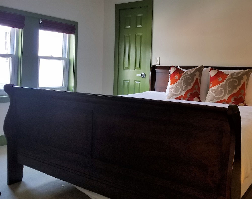 Room, 1 Queen Bed (Heritage) photo 2