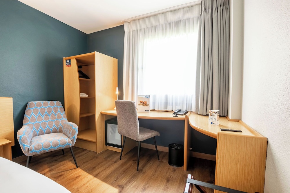 Room - Photo 17