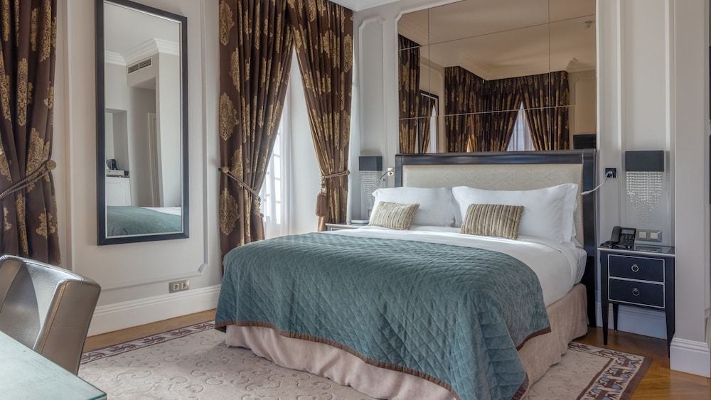 Premium Room, 1 King Bed - Photo 3
