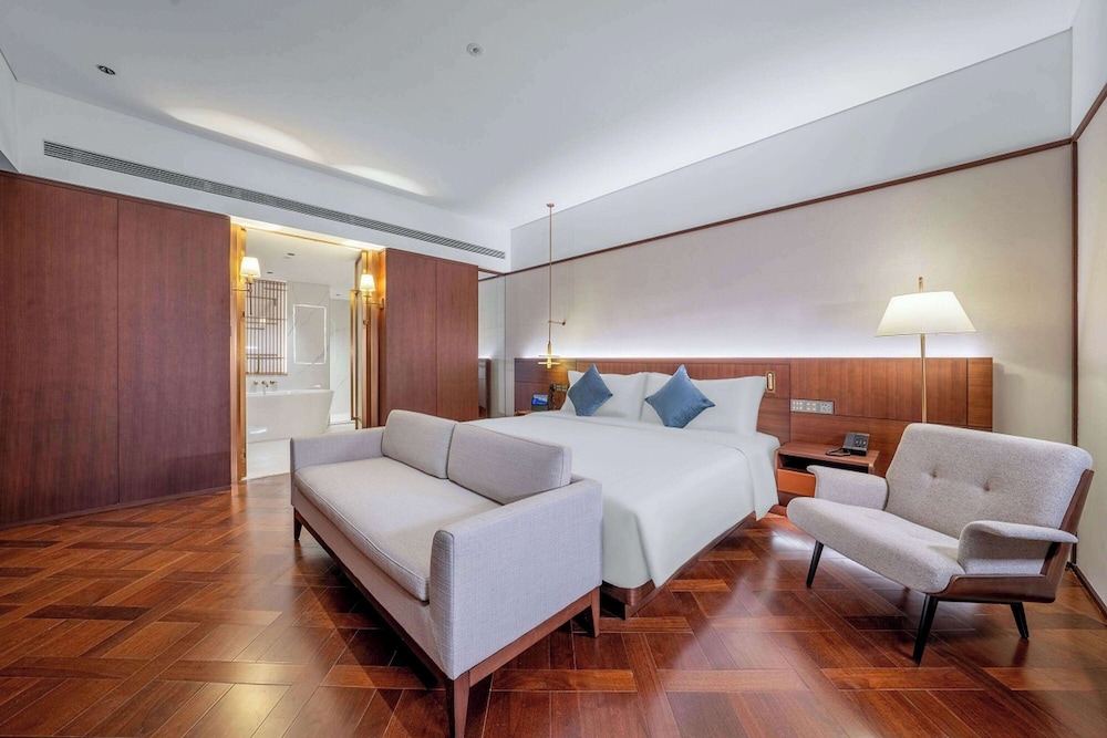 Executive Suite, 1 King Bed, Non Smoking (Deluxe)