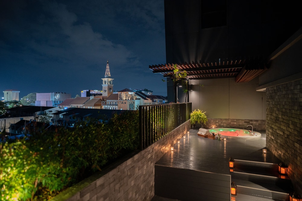 Luxury Honeymoon Suite with Jacuzzi - Photo 5