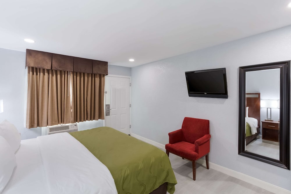 Room, 1 King Bed, Accessible, Non Smoking - Photo 3