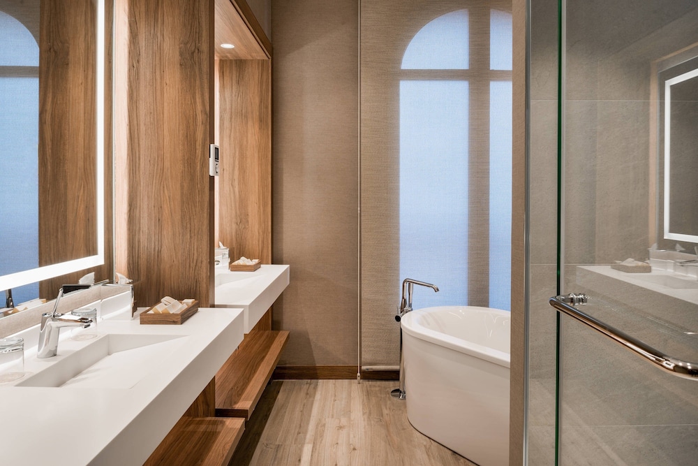 Suite, 1 King Bed, Terrace thumbnail 5