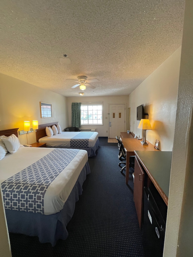 Room, 2 Queen Beds photo 3