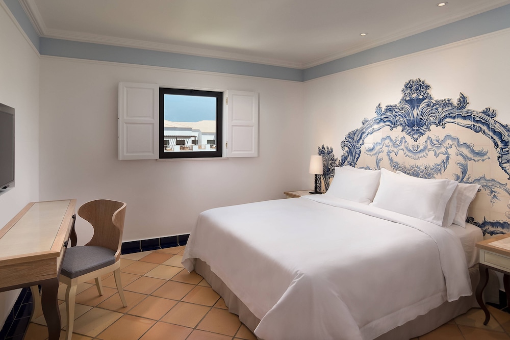 Junior Suite, 1 Queen Bed, Resort View (Balcony) - Photo 2