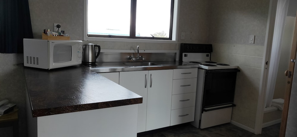 Standard Suite, 1 Bedroom, Non Smoking, Kitchen photo 2