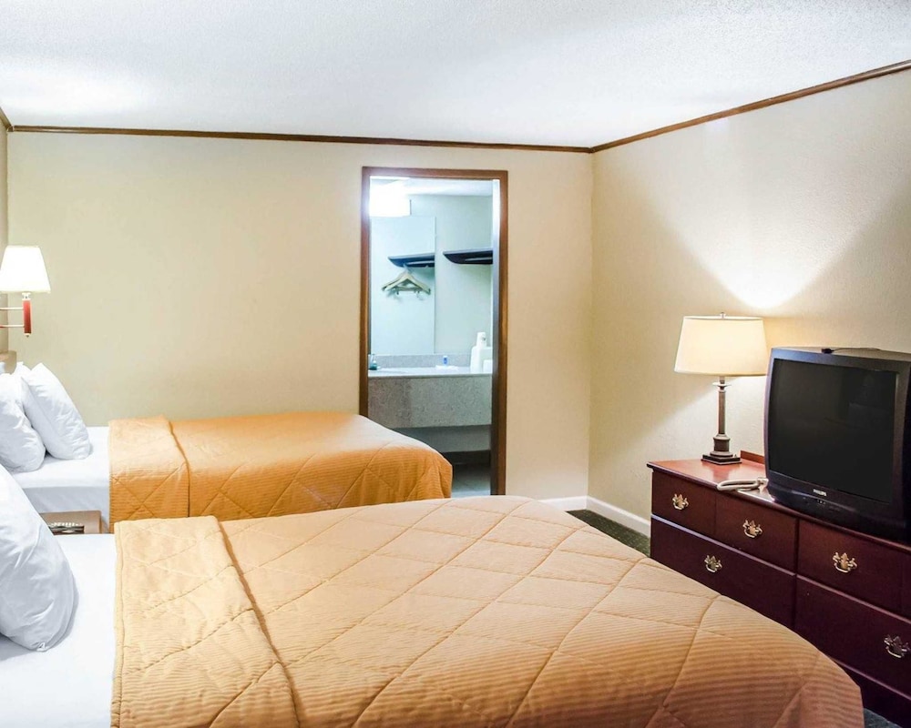 Standard Room, 2 Double Beds, Smoking - Photo 4